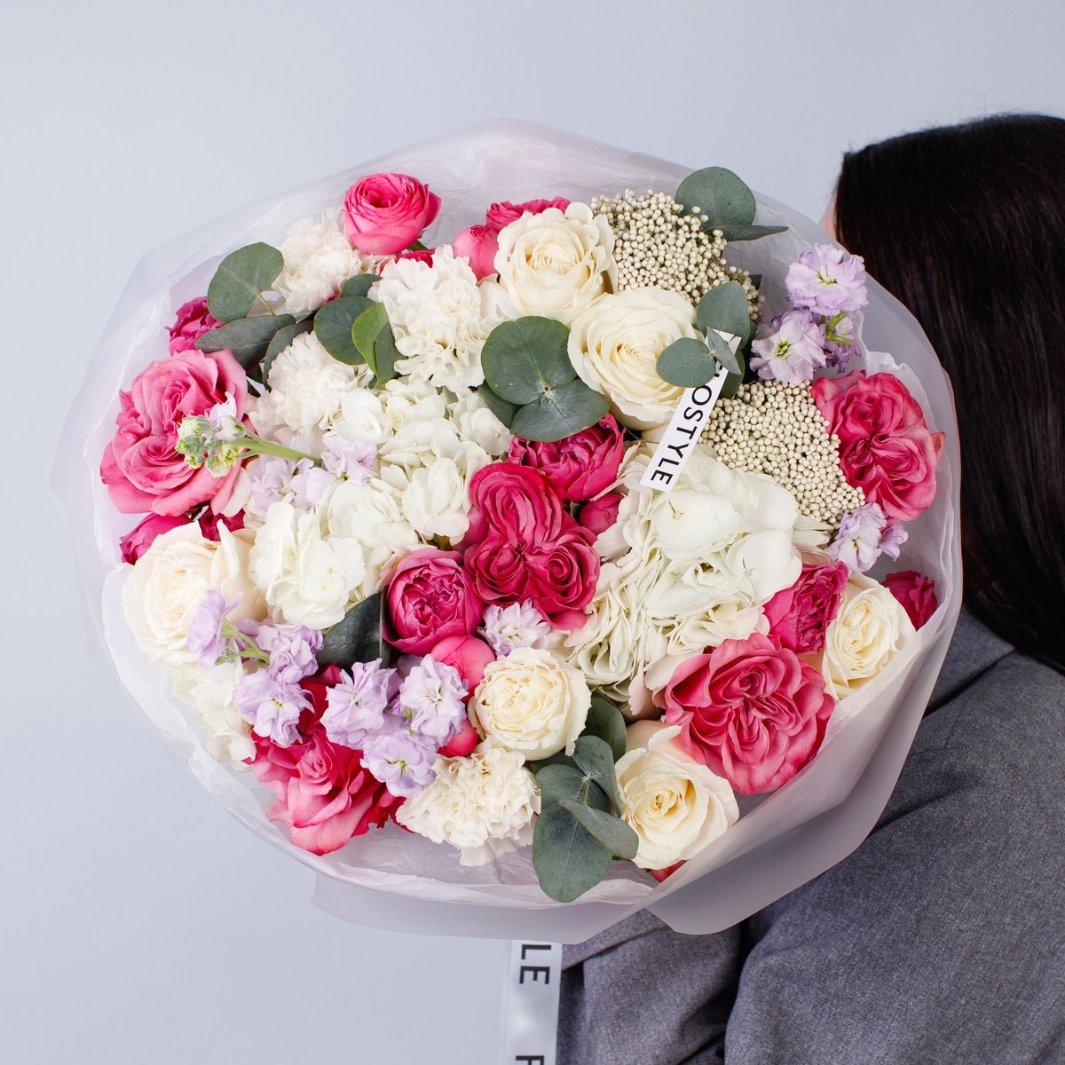 Букет с белой гортензией и яркой розой 